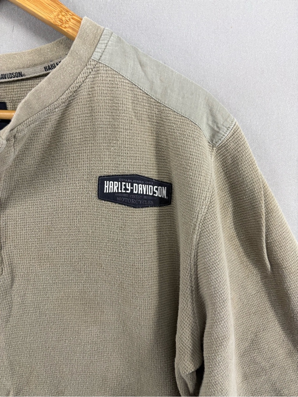 Harley Davidson Henley Shirt Mens Large Green Suede Patch Waffle Cotton - Picture 2 of 8
